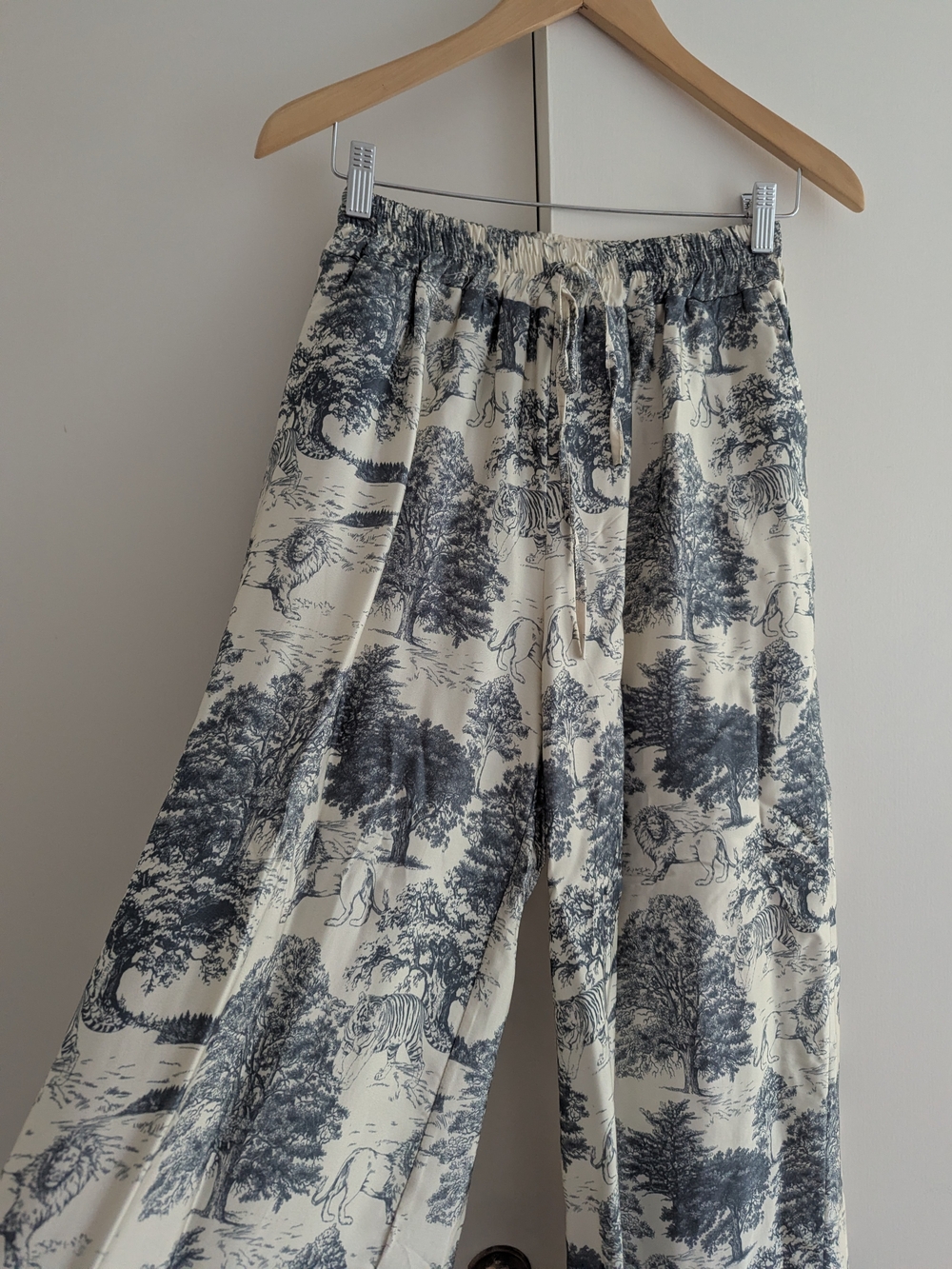 Toile De Jouy Print Wide-Leg Trousers - Picture 5 of 7